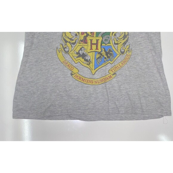 Hogwarts Harry Potter Graphic T shirt XL Class Crest Grey Short Sleeve V neck - Picture 6 of 12